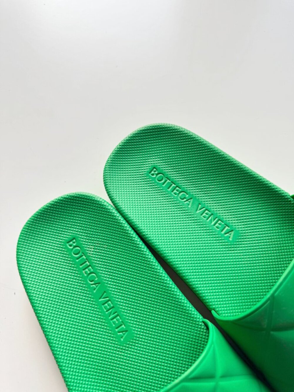 BOTTEGA VENETA Parakeet Green Rubber Intrecciato Pool Slides Sandals, Size 37 - Picture 3 of 16